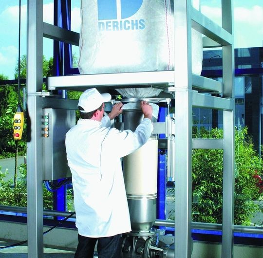 Mitarbeiter werden durch den Einsatz von Big-Bags entlastet: Hier sieht man die Ankoppelung des Auslaufmundes. Mitarbeiter werden durch den Einsatz von Big-Bags entlastet: Hier sieht man die Ankoppelung des Auslaufmundes.