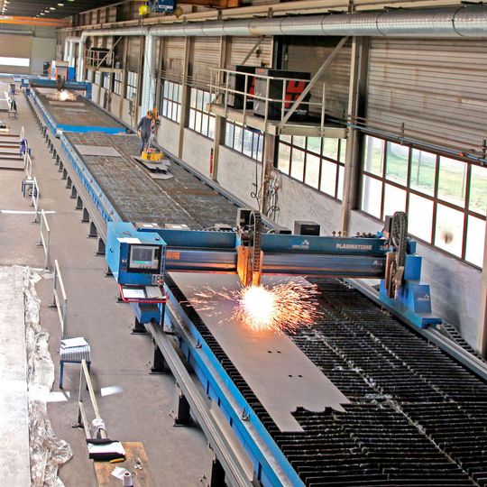 Eine integrierte Absaugung gewährleistet den Schutz der Mitarbeiter vor den gefährlichen Schneidstäuben. SBW entschied sich für Schneidtische samt Erfassungs- und Filtertechnik von Kemper. Eine integrierte Absaugung gewährleistet den Schutz der Mitarbeiter vor den gefährlichen Schneidstäuben. SBW entschied sich für Schneidtische samt Erfassungs- und Filtertechnik von Kemper.