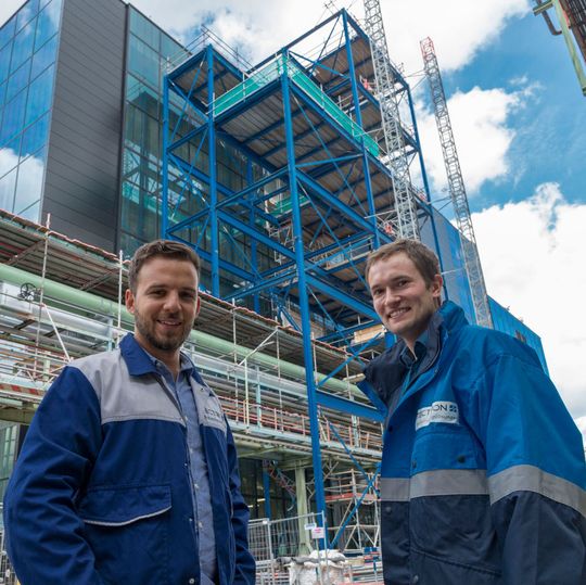 Onur Tasin (links) und Aaron Binz unterstützen die Planung eines Produktionsgebäudes in Wuppertal-Elberfeld tatkräftig mit. Onur Tasin (links) und Aaron Binz unterstützen die Planung eines Produktionsgebäudes in Wuppertal-Elberfeld tatkräftig mit.