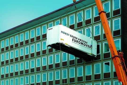 1 Umzug auf hohem Niveau: Das Unternehmen Horst Geuer Umzüge Euromovers ist auf Laborumzüge spezialisiert. 1 Umzug auf hohem Niveau: Das Unternehmen Horst Geuer Umzüge Euromovers ist auf Laborumzüge spezialisiert.