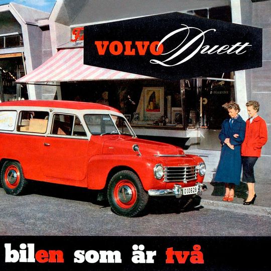 „Zwei Autos in einem“ bedeutet der schwedische Slogan, mit dem Volvo 1953 für den Duett warb. „Zwei Autos in einem“ bedeutet der schwedische Slogan, mit dem Volvo 1953 für den Duett warb.