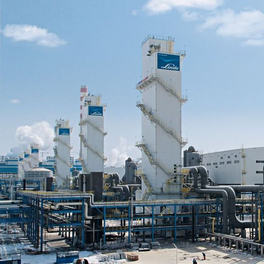 Die Linde Anlagen im chinesischen Lingwu sind Teil des weltweit größten zusammenhängend gebauten Luftzerlegungsanlagen-Komplexes bestehend aus 12 einzelnen Luftzerlegern. Die Linde Anlagen im chinesischen Lingwu sind Teil des weltweit größten zusammenhängend gebauten Luftzerlegungsanlagen-Komplexes bestehend aus 12 einzelnen Luftzerlegern.