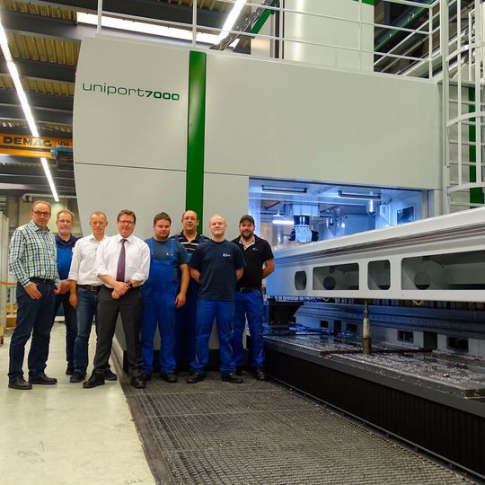 V.l.: Willi Maier, Teamleiter Großteilefertigung, Hans van de Velde, Servicetechniker bei Unisign, Karl-Michael Dettling, Abteilungsleiter Fertigung, Dr. Michael Merz, Geschäftsführer sowie weitere Maschinenbediener. V.l.: Willi Maier, Teamleiter Großteilefertigung, Hans van de Velde, Servicetechniker bei Unisign, Karl-Michael Dettling, Abteilungsleiter Fertigung, Dr. Michael Merz, Geschäftsführer sowie weitere Maschinenbediener.