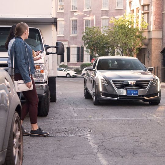 Der neue Algorithmus „X2Safe“ errechnet drohende Kollisionen von Passanten und Fahrzeugen und warnt davor. Der neue Algorithmus „X2Safe“ errechnet drohende Kollisionen von Passanten und Fahrzeugen und warnt davor.