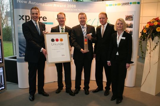 Bei der Preisverleihung: Sven Jezoreck, Deutsche Bank; Roland Bent, Geschäftsführer Phoenix Contact; Klaus Hengsbach, Leiter Didaktik, Phoenix Contact; Mike de Vries, Geschäftsführer „Land der Ideen“; Carly Feenstra, Marketingassistentin Phoenix Conatct Didaktik (v.l.n.r.) Bei der Preisverleihung: Sven Jezoreck, Deutsche Bank; Roland Bent, Geschäftsführer Phoenix Contact; Klaus Hengsbach, Leiter Didaktik, Phoenix Contact; Mike de Vries, Geschäftsführer „Land der Ideen“; Carly Feenstra, Marketingassistentin Phoenix Conatct Didaktik (v.l.n.r.)