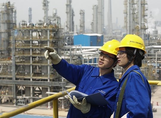 Unter Verwendung modernster Technologie betreibt das 50:50 Joint Venture BASF-YPC Co. Ltd. auf dem 220 Hektar großen Werksgelände am Jangtse-Fluss in Nanjing, China, einen Steamcracker mit einer Jahreskapazität von 600.000 Tonnen Ethylen sowie neun Downstream-Anlagen. Das Joint-Venture zwischen der BASF und SINOPEC investierte rund 2,9 Milliarden US-Dollar. Ohne die Einbeziehung chinesischer Design-Institute wäre ein solches Projekt in China schlichtweg undenkbar. Bild: BASF Unter Verwendung modernster Technologie betreibt das 50:50 Joint Venture BASF-YPC Co. Ltd. auf dem 220 Hektar großen Werksgelände am Jangtse-Fluss in Nanjing, China, einen Steamcracker mit einer Jahreskapazität von 600.000 Tonnen Ethylen sowie neun Downstream-Anlagen. Das Joint-Venture zwischen der BASF und SINOPEC investierte rund 2,9 Milliarden US-Dollar. Ohne die Einbeziehung chinesischer Design-Institute wäre ein solches Projekt in China schlichtweg undenkbar. Bild: BASF