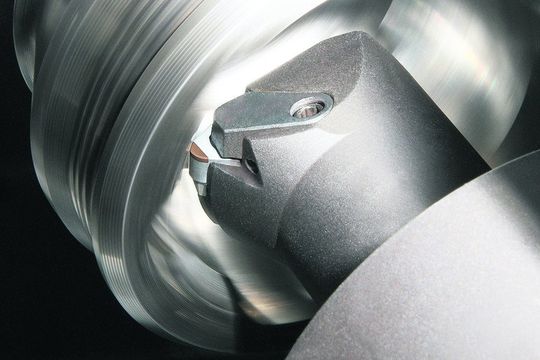 Beim Hartdrehen von Achszapfen mit dem Mapal-Solid-Turn-Drehwerkzeug sorgen die Möglichkeiten des Schneidstoffs PCBN für eine deutliche Standzeiterhöhung. Bild: Mapal Beim Hartdrehen von Achszapfen mit dem Mapal-Solid-Turn-Drehwerkzeug sorgen die Möglichkeiten des Schneidstoffs PCBN für eine deutliche Standzeiterhöhung. Bild: Mapal