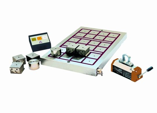 Magnetspannsystem mit beweglichen und festen Polverlängerungen, Steuergerät und die Magnetspannplatte für das Fräsen sowie ein magnetisches Hubgerät mit manueller Betätigung. Bild: AMF Magnetspannsystem mit beweglichen und festen Polverlängerungen, Steuergerät und die Magnetspannplatte für das Fräsen sowie ein magnetisches Hubgerät mit manueller Betätigung. Bild: AMF