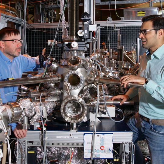 Strahllinie SIM an der Synchrotron Lichtquelle Schweiz SLS des Paul Scherrer Instituts. (Ausschnitt) Strahllinie SIM an der Synchrotron Lichtquelle Schweiz SLS des Paul Scherrer Instituts. (Ausschnitt)