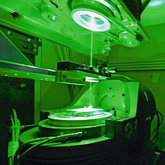 Laser mit Wendelbohroptik bei der Arbeit: Mit hoher Energie bohrt sich der ultrakurz gepulste Laserstrahl in die Oberfläche des Metalls, bis eine Vielzahl feinster Löcher entstanden ist. Laser mit Wendelbohroptik bei der Arbeit: Mit hoher Energie bohrt sich der ultrakurz gepulste Laserstrahl in die Oberfläche des Metalls, bis eine Vielzahl feinster Löcher entstanden ist.
