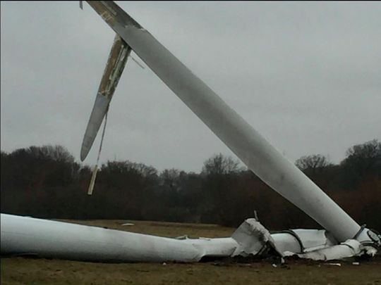 Umgeknickte Windkraftanlage auf ehem. Deponie in Neu Wulmstorf. Umgeknickte Windkraftanlage auf ehem. Deponie in Neu Wulmstorf.