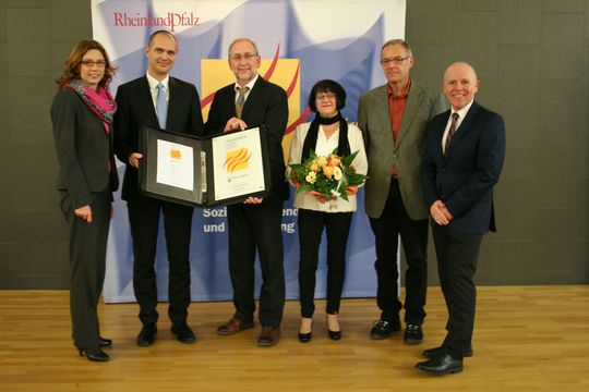 Sven Rosenbeiger (2.v.l.), Geschäftsführer von Freudenberg Medical, nimmt den Sonderpreis für die Inklusion von Mitarbeitern mit besonderen Beeinträchtigungen während einer Zeremonie in Mainz entgegen. Sven Rosenbeiger (2.v.l.), Geschäftsführer von Freudenberg Medical, nimmt den Sonderpreis für die Inklusion von Mitarbeitern mit besonderen Beeinträchtigungen während einer Zeremonie in Mainz entgegen.