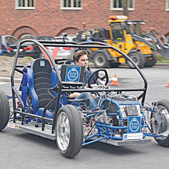 Bild 1: Elektromechanik statt Hydraulik: Eine Forschergruppe testet den Einsatz von Elektroaktuatoren für die Lenkung eines Fahrzeuges. Bild 1: Elektromechanik statt Hydraulik: Eine Forschergruppe testet den Einsatz von Elektroaktuatoren für die Lenkung eines Fahrzeuges.