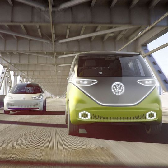 Die Studie I.D. Buzz von Volkswagen (rechts im Bild) könnte mithilfe des Projekts „gläserner Prototyp“ in wenigen Jahren zur Serienreife heranwachsen. Die Studie I.D. Buzz von Volkswagen (rechts im Bild) könnte mithilfe des Projekts „gläserner Prototyp“ in wenigen Jahren zur Serienreife heranwachsen.