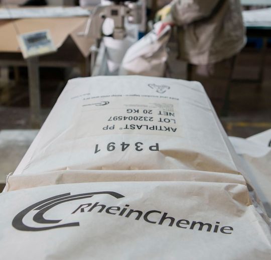 Der Lanxess-Geschäftsbereich Rhein Chemie spielt seine umfangreiche Expertise im Bereich Kautschuk-Additive für Reifen und Automobilkomponenten auf der Messe „Tire Technology 2017“ vom 14. bis 16. Februar in Hannover aus. Mit dabei ist unter anderem eine besondere ungefüllte Reifen-Innenspüllösung, die für erhöhte Sauberkeit bei der Produktion sorgen soll. Der Lanxess-Geschäftsbereich Rhein Chemie spielt seine umfangreiche Expertise im Bereich Kautschuk-Additive für Reifen und Automobilkomponenten auf der Messe „Tire Technology 2017“ vom 14. bis 16. Februar in Hannover aus. Mit dabei ist unter anderem eine besondere ungefüllte Reifen-Innenspüllösung, die für erhöhte Sauberkeit bei der Produktion sorgen soll.