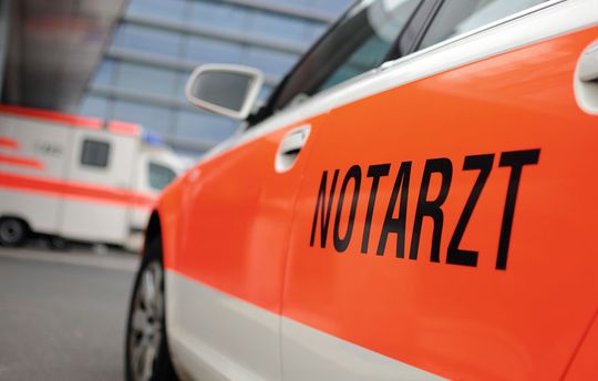 Ersthelfer im Einsatz: Mit dem Sensor-Fusion-Konzept lassen sich Feuerwehr und Rettungskräfte exakt in einem Gebäude orten. Ersthelfer im Einsatz: Mit dem Sensor-Fusion-Konzept lassen sich Feuerwehr und Rettungskräfte exakt in einem Gebäude orten.