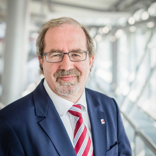 Peter Hausmann, Tarifvorstand der IG BCE: „Ziel für uns ist es, die Beschäftigten in besonderen Lebensphasen zu entlasten und neue Möglichkeiten der Altersvorsorge voranzubringen.“ Peter Hausmann, Tarifvorstand der IG BCE: „Ziel für uns ist es, die Beschäftigten in besonderen Lebensphasen zu entlasten und neue Möglichkeiten der Altersvorsorge voranzubringen.“