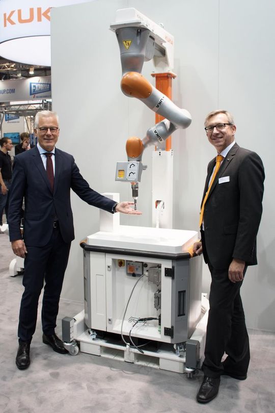 Die Vorentwicklung zur Werkzeugspitzenabsicherung eines KUKA LBR Iiwa wurde erstmalig auf der Motek 2016 am KUKA-Stand von Thomas L. Zawalski (Geschäftsführung Mayser) und Henning Borkeloh (Bereichsleiter KUKA Systems) präsentiert. Die Vorentwicklung zur Werkzeugspitzenabsicherung eines KUKA LBR Iiwa wurde erstmalig auf der Motek 2016 am KUKA-Stand von Thomas L. Zawalski (Geschäftsführung Mayser) und Henning Borkeloh (Bereichsleiter KUKA Systems) präsentiert.
