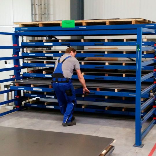 Die Fachtiefen und -höhen sowie die Fachanzahl des Schwerlastregals von Lagertechnik Hahn & Groh lassen sich den jeweiligen Kundenanforderungen individuell anpassen. Die Fachtiefen und -höhen sowie die Fachanzahl des Schwerlastregals von Lagertechnik Hahn & Groh lassen sich den jeweiligen Kundenanforderungen individuell anpassen.