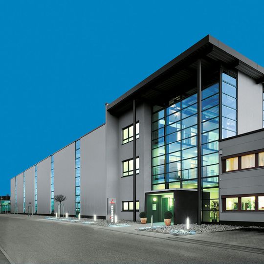 Der Linear- und Handhabungstechnik-Spezialist Winkel erweitert seinen Firmensitz in Illingen mit einer neuen Fertigungs- und Montagehalle. Der Linear- und Handhabungstechnik-Spezialist Winkel erweitert seinen Firmensitz in Illingen mit einer neuen Fertigungs- und Montagehalle.
