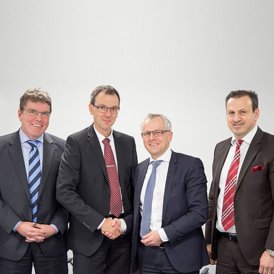 FEV hat die Anteile und Geschäfte von Etamax Space übernommen (v.l.n.r.): Holger Sdunnus und Ralf Westerkamp, Geschäftsführer der Etamax Space GmbH, Prof. Dr. Stefan Pischinger, Vorsitzender der Geschäftsführung FEV Group und Sami Sagur, CFO und Geschäftsführer der FEV Group. FEV hat die Anteile und Geschäfte von Etamax Space übernommen (v.l.n.r.): Holger Sdunnus und Ralf Westerkamp, Geschäftsführer der Etamax Space GmbH, Prof. Dr. Stefan Pischinger, Vorsitzender der Geschäftsführung FEV Group und Sami Sagur, CFO und Geschäftsführer der FEV Group.