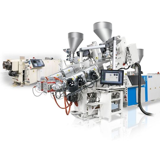 Der Krauss-Maffei-Berstorff-Doppelschneckenextruder KMD 114-32/P links in Monoextrusionsvariante und rechts daneben nach dem Upgrade mit zwei konischen Coextrudern in Doppelstrang nebst C6-Steuerung. Der Krauss-Maffei-Berstorff-Doppelschneckenextruder KMD 114-32/P links in Monoextrusionsvariante und rechts daneben nach dem Upgrade mit zwei konischen Coextrudern in Doppelstrang nebst C6-Steuerung.