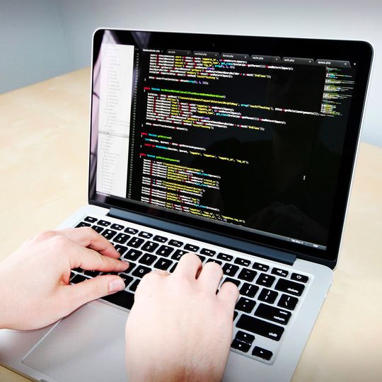 In Deutschland hat die Vermeidung schädlicher Cyber-Attacken und Sicherheitslücken für 40 Prozent der Entwickler oberste Priorität. In Deutschland hat die Vermeidung schädlicher Cyber-Attacken und Sicherheitslücken für 40 Prozent der Entwickler oberste Priorität.
