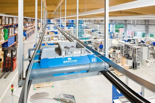 Den Großteil ihrer Wege legen die Autonomous Robotic Carrier (ARC3) an der Hallendecke zurück und halten damit Flächen für die Produktion frei. Den Großteil ihrer Wege legen die Autonomous Robotic Carrier (ARC3) an der Hallendecke zurück und halten damit Flächen für die Produktion frei.