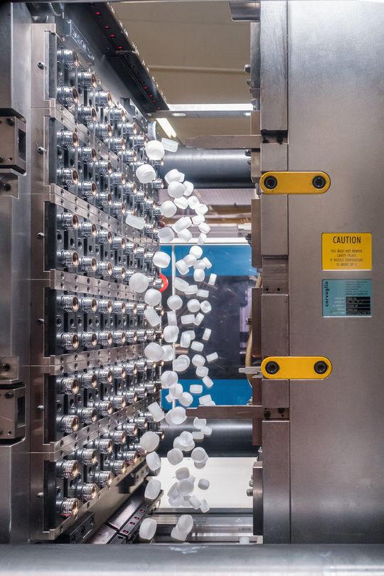 Schraubverschlusskappen für Getränkeflaschen beim Auswerfen aus einem 96-fach-Werkzeug mit 2,5 s Zykluszeit bei Corvaglia Closures Eschlikon. Schraubverschlusskappen für Getränkeflaschen beim Auswerfen aus einem 96-fach-Werkzeug mit 2,5 s Zykluszeit bei Corvaglia Closures Eschlikon.