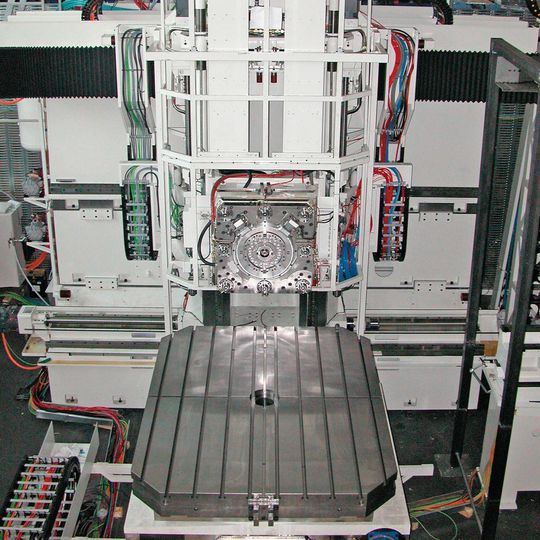 Der Drehtisch ATU 2000 ist eine zentrale Komponente in der MCM-Werkzeugmaschine von Premium Aerotec in Augsburg. Der Drehtisch ATU 2000 ist eine zentrale Komponente in der MCM-Werkzeugmaschine von Premium Aerotec in Augsburg.
