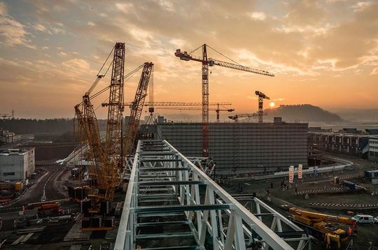 Damals wie heute – ein Industriegebäude besteht hauptsächlich aus Stahl und Beton. 50 Jahre IE Group. Damals wie heute – ein Industriegebäude besteht hauptsächlich aus Stahl und Beton. 50 Jahre IE Group.