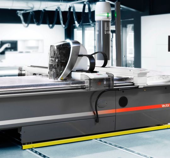 Dem Vectorauto iX6 hat der Hersteller Lectra jetzt ein Verbessrungspaket angedeihen lassen. Unter anderem soll das mehrlagige Schneiden von Kunstleder oder anderen synthetischen Materialien noch besser klappen. Dem Vectorauto iX6 hat der Hersteller Lectra jetzt ein Verbessrungspaket angedeihen lassen. Unter anderem soll das mehrlagige Schneiden von Kunstleder oder anderen synthetischen Materialien noch besser klappen.