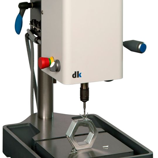 Kompakte Gewindeschneidmaschine Gewindequick für sichere, schnelle und wiederholgenaue Gewindeherstellung ohne Werkzeugbruch. Kompakte Gewindeschneidmaschine Gewindequick für sichere, schnelle und wiederholgenaue Gewindeherstellung ohne Werkzeugbruch.
