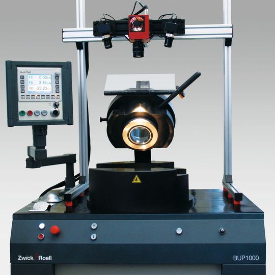 Blechumform-Prüfmaschine mit optischem Messsystem. Blechumform-Prüfmaschine mit optischem Messsystem.