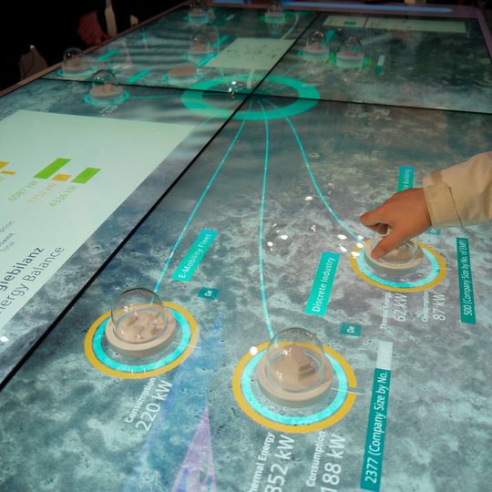 Mittels eines interaktiven Modells stellte Siemens seine Version der Energiesteuerung vor. Mittels eines interaktiven Modells stellte Siemens seine Version der Energiesteuerung vor.
