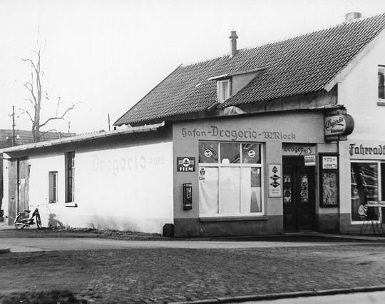 1945 startete Harting in einer 100 m²großen Halle in Minden. Damals konzentrierte man sich auf vor allem auf Alltagsdinge wie Sparlampen, Kochplatten, elektrische Feueranzünder, Zweiplatten-Elektrokocher und Bügeleisen. 1945 startete Harting in einer 100 m²großen Halle in Minden. Damals konzentrierte man sich auf vor allem auf Alltagsdinge wie Sparlampen, Kochplatten, elektrische Feueranzünder, Zweiplatten-Elektrokocher und Bügeleisen.