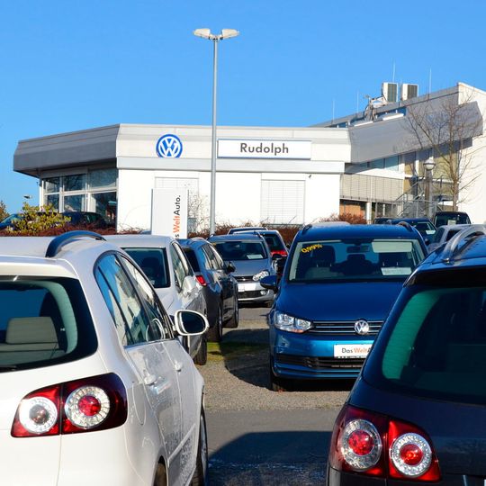 Das Volkswagen-Autohaus Rudolph in Oelsnitz im Erzgebirge. Das Volkswagen-Autohaus Rudolph in Oelsnitz im Erzgebirge.