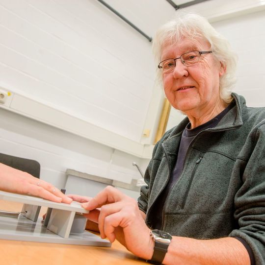Hubert Dinse testet in einem Labor den Tastsinn von Probanden. Hubert Dinse testet in einem Labor den Tastsinn von Probanden.