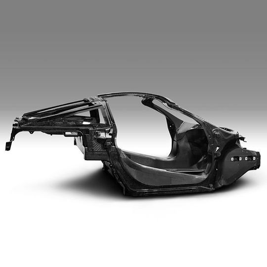 McLaren will das neue Monocage-II-Chassis aus Karbon bis zum Jahr 2022 in allen neu entwickelten Modellen einsetzen. McLaren will das neue Monocage-II-Chassis aus Karbon bis zum Jahr 2022 in allen neu entwickelten Modellen einsetzen.