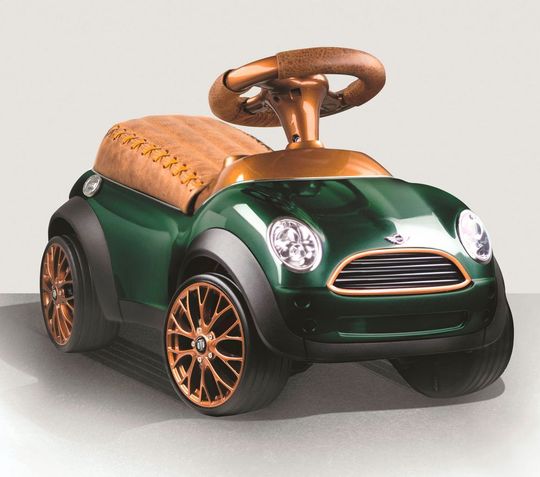 Auch für Kinderboliden gilt das Motto „rundum exklusiv“, wie bei diesem Cooper-Modell: Die von echten Designs inspirierten Teile, wie Kühlergrill und Felgen für das allseits bekannte Bobby Car, werden mithilfe von EOS-Systemen im industriellen 3D-Druck gefertigt und anschließend handwerklich liebevoll veredelt...(wenn da mal nicht das eine oder andere, später hoch begehrte, Sammlerobjekt dabei heraus kommt!?)... Auch für Kinderboliden gilt das Motto „rundum exklusiv“, wie bei diesem Cooper-Modell: Die von echten Designs inspirierten Teile, wie Kühlergrill und Felgen für das allseits bekannte Bobby Car, werden mithilfe von EOS-Systemen im industriellen 3D-Druck gefertigt und anschließend handwerklich liebevoll veredelt...(wenn da mal nicht das eine oder andere, später hoch begehrte, Sammlerobjekt dabei heraus kommt!?)...