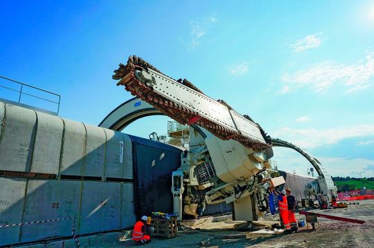 Die achteinhalb Meter lange Bergsäge muss einiges aushalten: Staub, Hitze und Feuchtigkeit gehörten zu Dauerbelastungen.