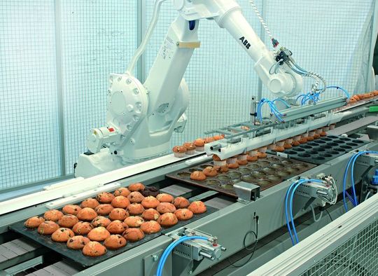 Sicher, effizient und hygienisch: Besonders in der Lebensmittelindustrie sind Verpackungsroboter kräftig auf dem Vormarsch. Bild: ABB Sicher, effizient und hygienisch: Besonders in der Lebensmittelindustrie sind Verpackungsroboter kräftig auf dem Vormarsch. Bild: ABB