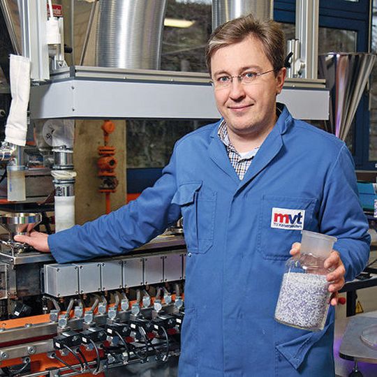 Prof. Sergiy Antonyuk von der TU Kaiserslautern untersucht die Eigenschaften von industriellen Pulvern. Prof. Sergiy Antonyuk von der TU Kaiserslautern untersucht die Eigenschaften von industriellen Pulvern.