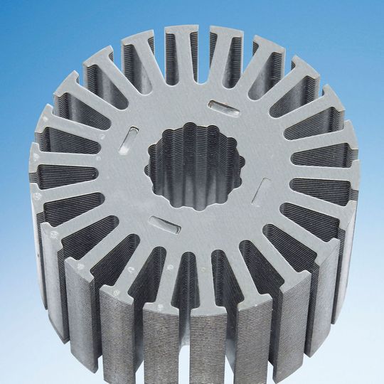 Bei Hartmetallstempeln für die Produktion von Rotoren und Statoren können Beschichtungen wie Baliq Alcronos Standzeitvorteile bringen und sichere Prozesse schaffen. Bei Hartmetallstempeln für die Produktion von Rotoren und Statoren können Beschichtungen wie Baliq Alcronos Standzeitvorteile bringen und sichere Prozesse schaffen.