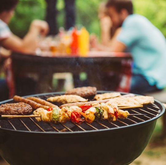Beim Essen wird nicht nur Nahrung, sondern auch eine Menge von Bakterien aufgenommen. Beim Essen wird nicht nur Nahrung, sondern auch eine Menge von Bakterien aufgenommen.
