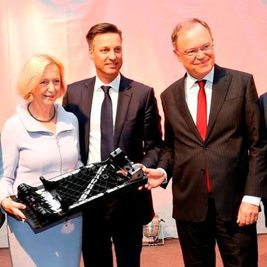 Dr. Armin Plath, Leiter Leichtbaucampus Volkswagen Konzernforschung, Hiltrud Jeworrek, Bürgermeisterin der Stadt Wolfsburg, Matthias Müller, Vorstandsvorsitzender Volkswagen AG, Prof. Dr. Jürgen Hesselbach, Präsident der Technischen Universität Braunschweig, Prof. Dr. Johanna Wanka, Bundesministerin für Bildung und Forschung, Thomas Schmall, Komponentenvorstand Marke Volkswagen, Stephan Weil, Ministerpräsident des Landes Niedersachsen, Prof. Dr. Reimund Neugebauer, Präsident der Fraunhofer-Gesellschaft und Prof. Dr. Klaus Dilger, Vorstandsvorsitzender Open Hybrid LabFactory e.V. Dr. Armin Plath, Leiter Leichtbaucampus Volkswagen Konzernforschung, Hiltrud Jeworrek, Bürgermeisterin der Stadt Wolfsburg, Matthias Müller, Vorstandsvorsitzender Volkswagen AG, Prof. Dr. Jürgen Hesselbach, Präsident der Technischen Universität Braunschweig, Prof. Dr. Johanna Wanka, Bundesministerin für Bildung und Forschung, Thomas Schmall, Komponentenvorstand Marke Volkswagen, Stephan Weil, Ministerpräsident des Landes Niedersachsen, Prof. Dr. Reimund Neugebauer, Präsident der Fraunhofer-Gesellschaft und Prof. Dr. Klaus Dilger, Vorstandsvorsitzender Open Hybrid LabFactory e.V.