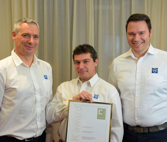 Die Gold-Gewinner des pro-K award 2017 kommen von der Georg Utz GmbH (v. l.): Fabrice Bachelier, Stèphane Chalutaud und Jan Sünneker wurden für ein Lager- & Transportsystem ausgezeichnet... Die Gold-Gewinner des pro-K award 2017 kommen von der Georg Utz GmbH (v. l.): Fabrice Bachelier, Stèphane Chalutaud und Jan Sünneker wurden für ein Lager- & Transportsystem ausgezeichnet...