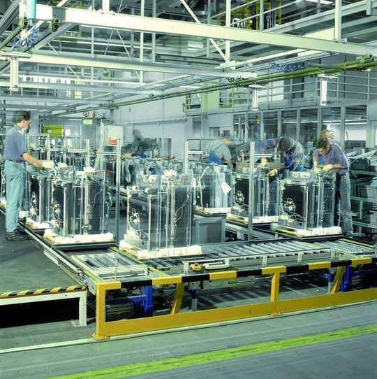 Nach der Modernisierung der Produktion bei Miele in Bielefeld werden Geschirrspüler in hochflexibler Inselfertigung hergestellt. Bild: PSB Nach der Modernisierung der Produktion bei Miele in Bielefeld werden Geschirrspüler in hochflexibler Inselfertigung hergestellt. Bild: PSB