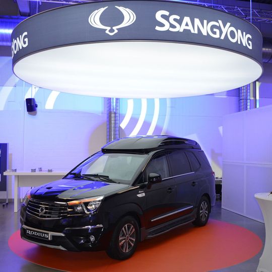 Ssangyong bietet seinen Händlern die Möglichkeit, neue CI-Elemente in den Autohäusern zu nutzen. Pflicht ist das allerdings nicht. Ssangyong bietet seinen Händlern die Möglichkeit, neue CI-Elemente in den Autohäusern zu nutzen. Pflicht ist das allerdings nicht.
