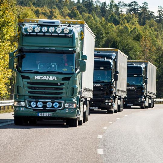 Für den Hafen von Singapur entwickelt Scania ein Platooning-System, mit dem drei Lkw autonom hintereinander fahren. Für den Hafen von Singapur entwickelt Scania ein Platooning-System, mit dem drei Lkw autonom hintereinander fahren.